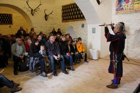 Ukážka zbraní a odevov v hrade Diósgyőr